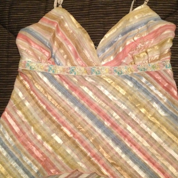I'm selling this cute baby phat top