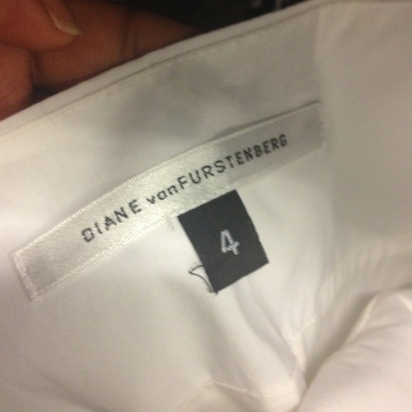 💢SOLD💢 DVF White Dress with attached Bow - Picture 2 of 4