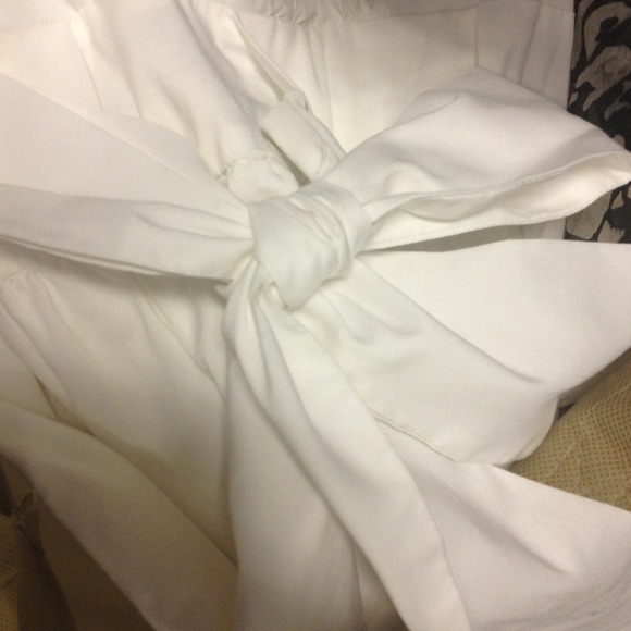 💢SOLD💢 DVF White Dress with attached Bow - Picture 3 of 4