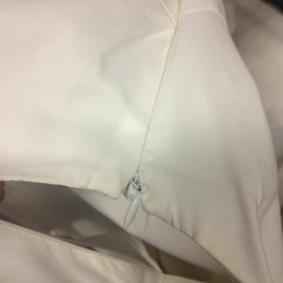 💢SOLD💢 DVF White Dress with attached Bow - Picture 4 of 4