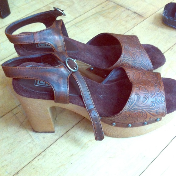 RESERVED Brown patterned clogs by city snappers