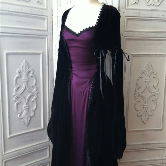 🌺This beautiful dress is velvet, silk & lace.