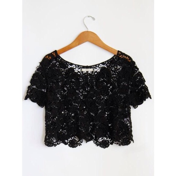 ✖️SOLD✖️Black Crochet Crop Top - Picture 4 of 4