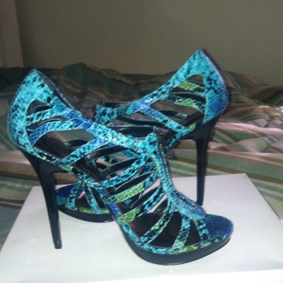 ❌SOLD❌ Turquoise sandals. - Picture 2 of 3