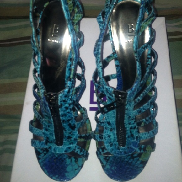 ❌SOLD❌ Turquoise sandals. - Picture 3 of 3