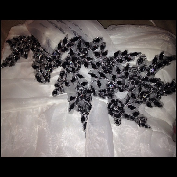 Beautiful White and Black A-line Homecoming dress - Picture 3 of 4