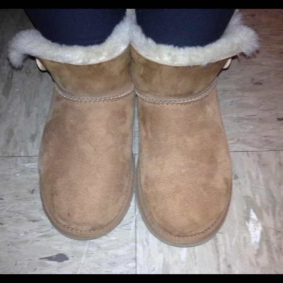 🚨On Hold🚨UGG Mini bailey button. 🚨Not Trading🚨