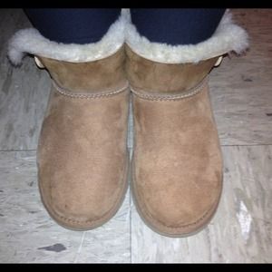 🚨On Hold🚨UGG Mini bailey button. 🚨Not Trading🚨