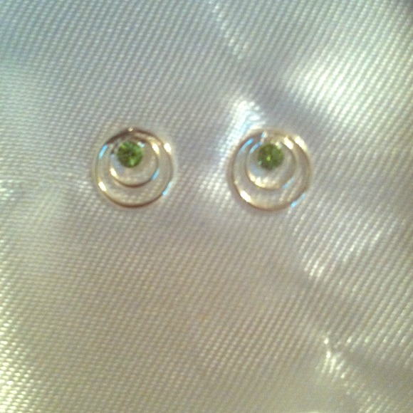 Green crystal studs. - Picture 1 of 1