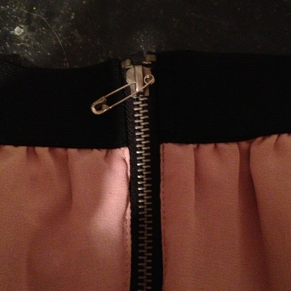 ❌❌❌TRADED❌❌❌Pink Ruffled Polyester Skirt - Picture 2 of 2