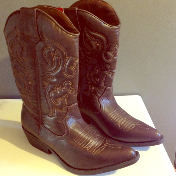 NWT Cowboy boots size 8! Faux leather.