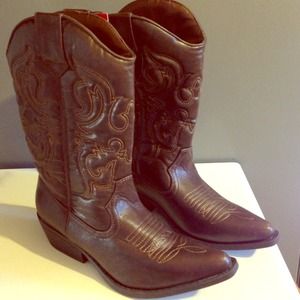 NWT Cowboy boots size 8! Faux leather.