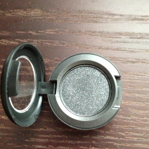 SOLD MAC black tied eyeshadow - Picture 1 of 2