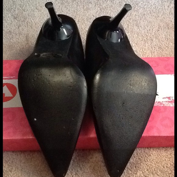 Black pointed toe heels - Picture 2 of 2