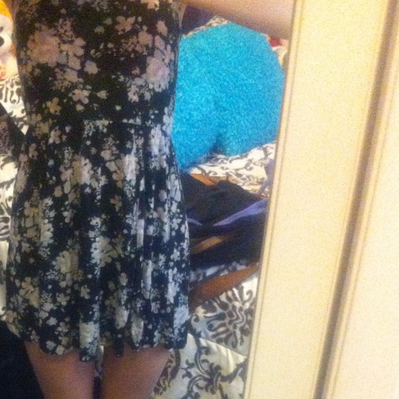 ⭐SOLD⭐Brandy Melville Floral Dress - Picture 3 of 4