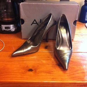 Super hott pewter pointed toe heels ALDO