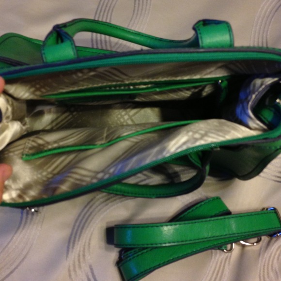 🚫SOLD🚫....................Green London Fog purse - Picture 3 of 4