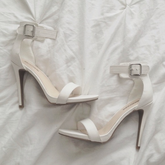 ❌📦 SOLD -- Like ZARA White Strappy Sandals 6.5-7