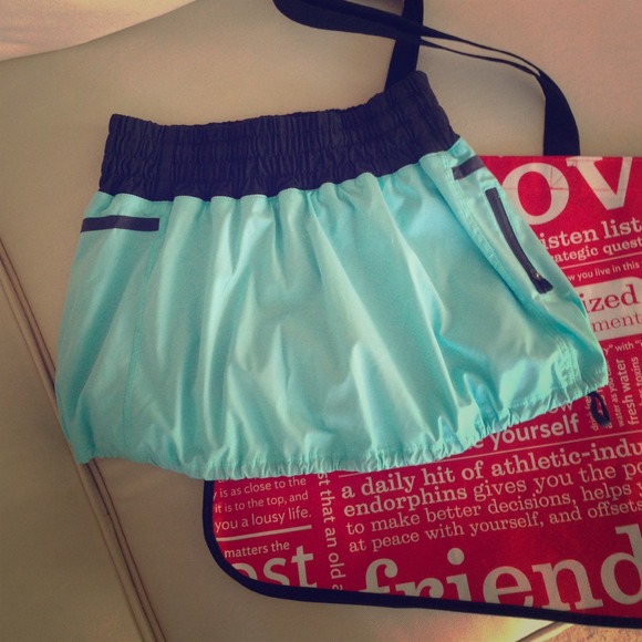 Lululemon skirt size 4 super cute!