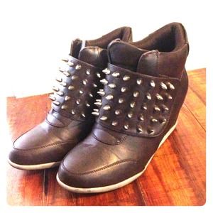 Brown wedge sneakers with spike studs