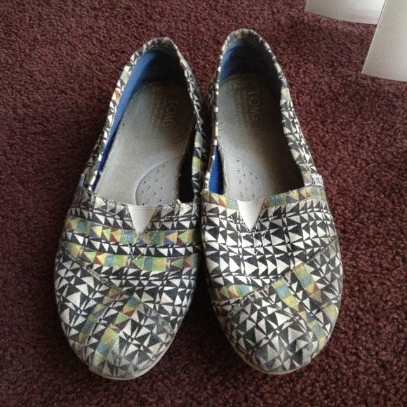 ❌SOLD❌PATTERNED TOMS🔲🔳🔹🔷🔵BETTER PICTURES!