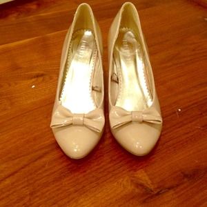 Nude bow heels