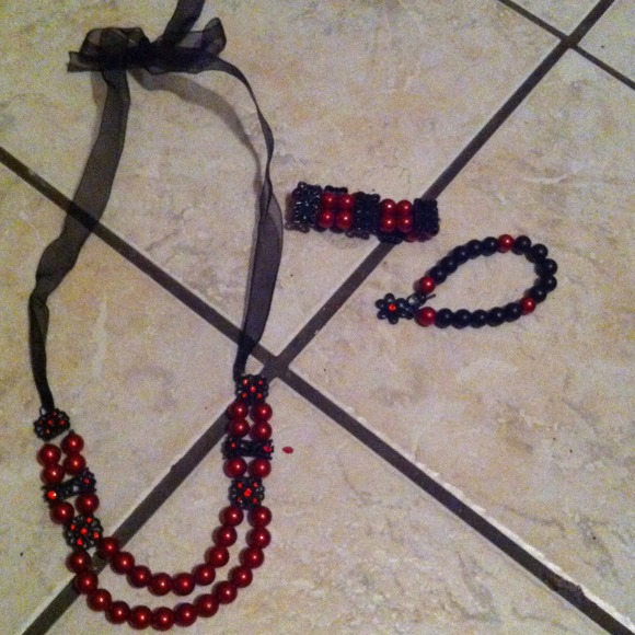 🚫Sold🚫🎁🎁Red and black jewelry set