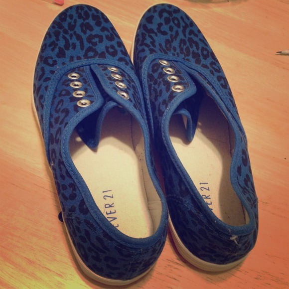 Blue lepoard print canvas shoes