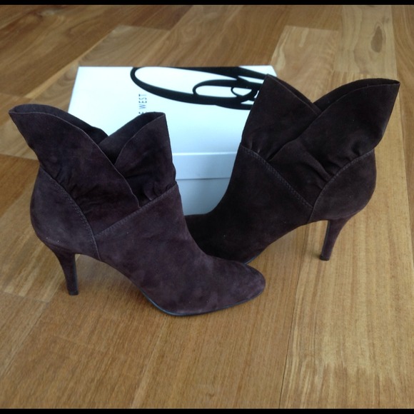 🎉SOLD🎉 NINE WEST  suede ruffled bootie - Picture 2 of 4