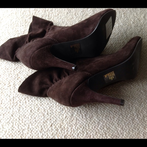 🎉SOLD🎉 NINE WEST  suede ruffled bootie - Picture 3 of 4