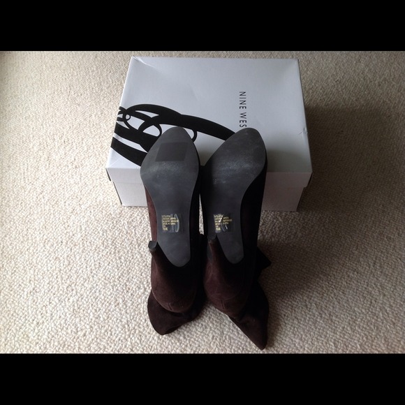 🎉SOLD🎉 NINE WEST  suede ruffled bootie - Picture 4 of 4