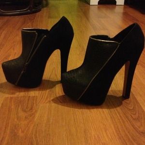 H by Halston high heel half velvet half faux snake