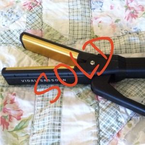 SOLD IN BUNDLE Vidal Sassoon Ceramic Flat Iron