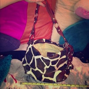 Giraffe style purse with brown handle and accent