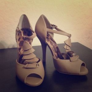 Super Adorable Gianni Bini high heels!