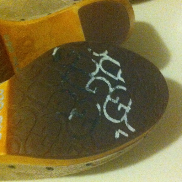 Authentic UGG clogs size 7 - Picture 2 of 4