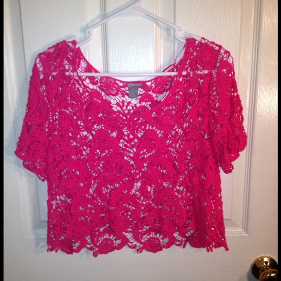 Sold 💕🎀 Lace crop top