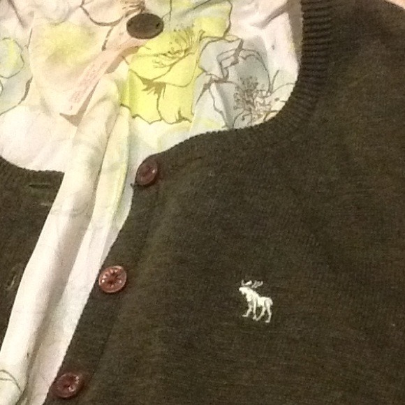 Abercrombie) Cute Short Cardigan! - Picture 2 of 4