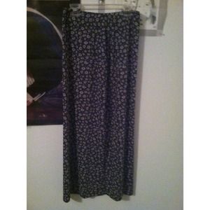 ✨Reserved✨  Floral maxi skirt w/ slit in the back