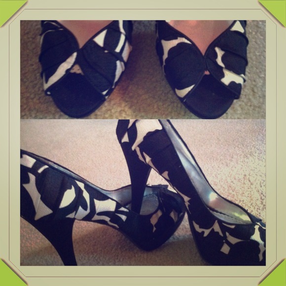 Size 9.5, 3 in Heels black and white floral - Picture 1 of 1