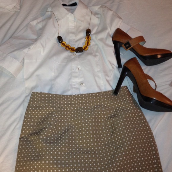 Banana Republic tan skirt