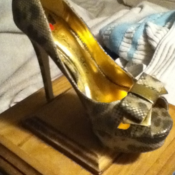 Leopard print gold heels - Picture 2 of 3