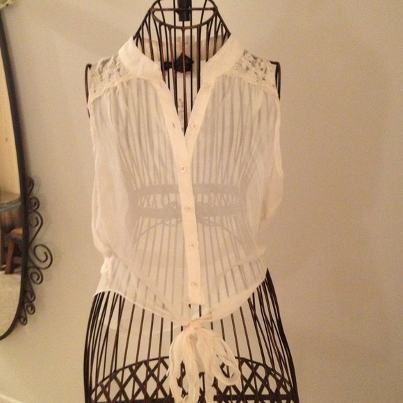 ❗️❗️SOLD❗️❗️heer creme top with lace accent