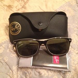 Rayban Wayfarer •Black on Beige