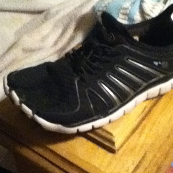 Fila toes tennis shoes