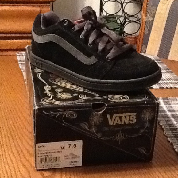 ❌Gifted❌  "Estilo" Black/charcoal BRAND NEW IN BOX