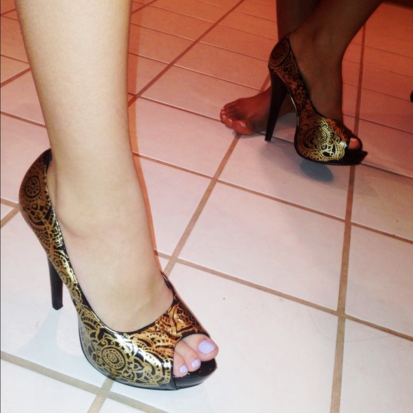 Custom painted size 8 shoes - Picture 2 of 2