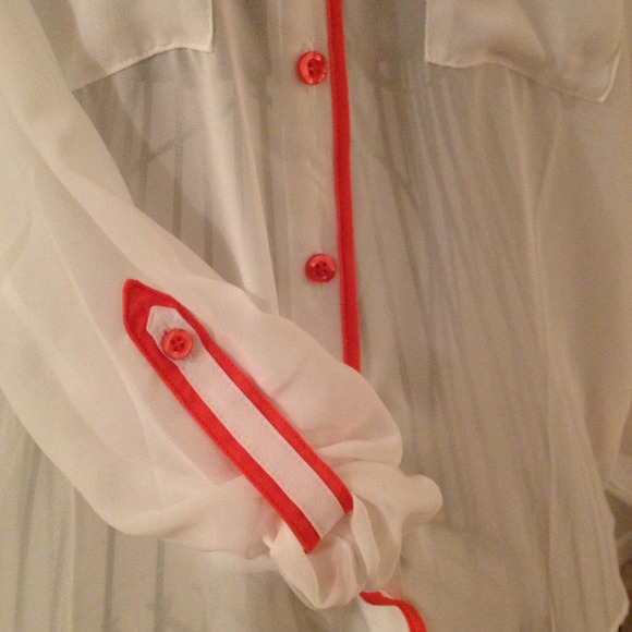 ❌SOLD❌Perfect white blouse with orange accents - Picture 3 of 3