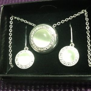 Alluring necklace and earring gift set Avon