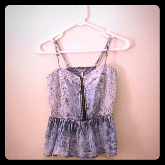 🎉SOLD🎉 Kirra Denim Wash Peplum Top!